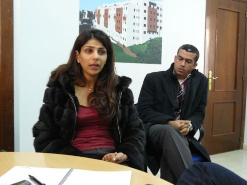 Fatima-Zahra Lahlou, membre du management d'Urbatlas avec derrière,  l'un des chargés de vente.