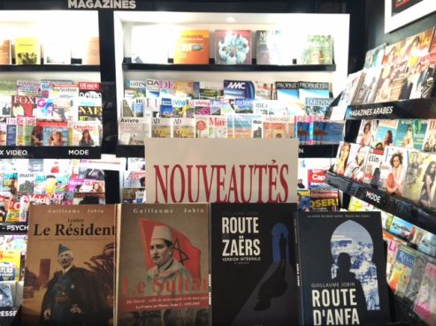 Les romans de Guillaume Jobin dans un kiosque à Rabat. / Ph. Mounira Lourhzal