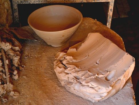 Une fois la pâte d'argile séchée, il s'agit d'en travailler des morceaux à la main, telle une pâte à tarte. 