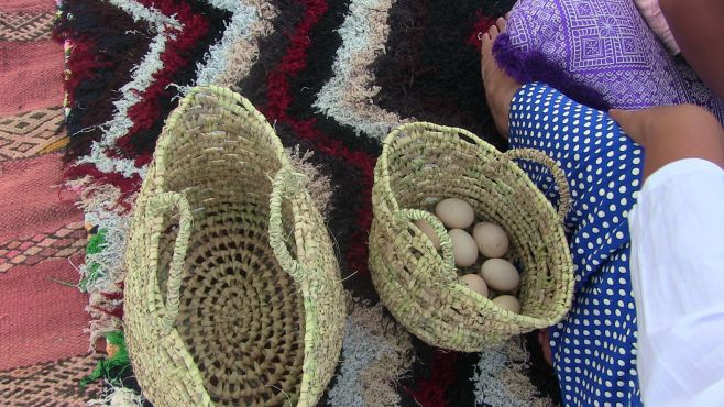 Des œufs fermier et des couffins faits à la main. / Ph Mounira Lourhzal
