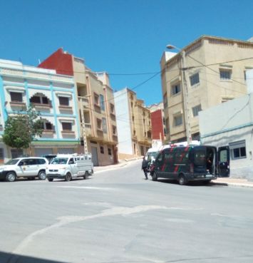 Des estafettes de police ce jeudi après-midi au quartier Sidi Abed à Al Hoceima. / Ph. Youssef Dahmani - Yabiladi