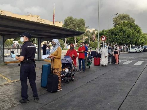 Des Marocains bloqués à Melilla à la frontière en attendant de regagner le Maroc. / DR