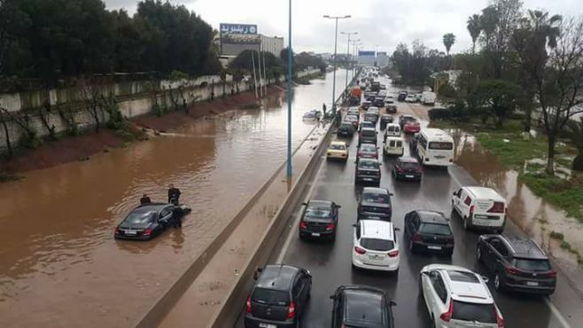 Des voitures ont été bloquées ou envahies par l’eau dimanche 19 février, au niveau de l'autoroute urbaine à Casablanca. / Ph. Facebook