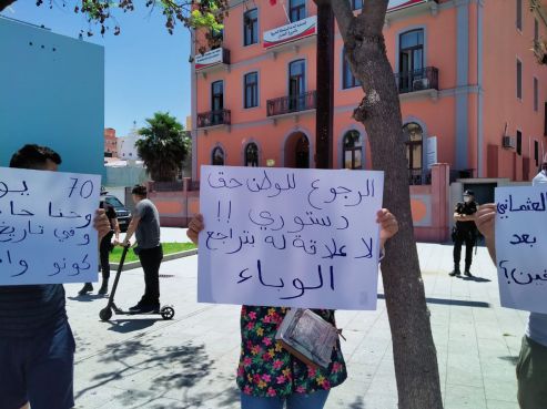 Le sit-in des Marocains bloqués à Algésiras devant le consulat du Maroc. / DR