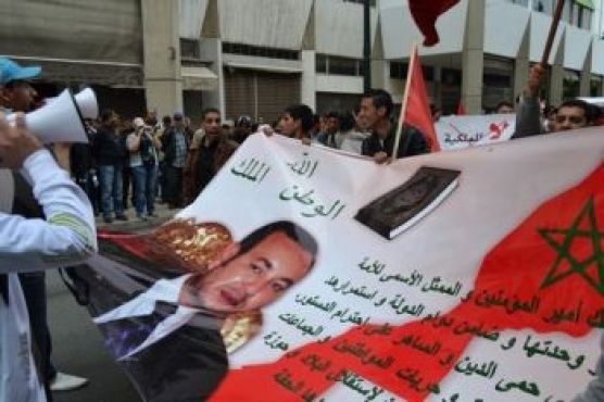 Dans la première partie du défilé, un petit groupe scande son soutien au roi Mohammed VI.