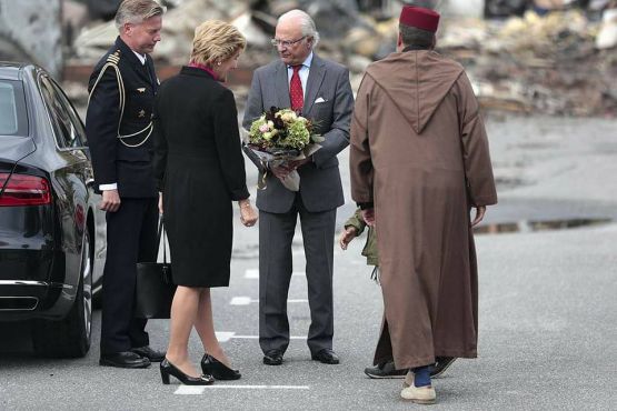 Le roi Carl XVI Gustaf s’est rendu avec son épouse à la mosquée et a personnellement condamné cet acte. / Ph. Facebook Brahim Zardoua