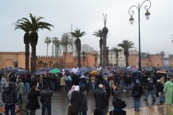 A Rabat, les manifestants ont dû sortir leurs parapluies quand ils se sont réunis le matin à Bab el Had. Des groupes très variés se sont pourtant retrouvés à scander les mêmes slogans...