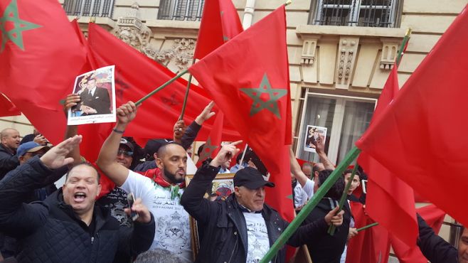 Manifestants anti Hirak, devant l'ambassade du Maroc à Paris / Ph. Ghizlaine Badri - Yabiladi.com