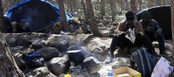 African men in their camp in the Moroccan mountains near the Spanish enclave of Melilla./Ph. 2014 Reuters