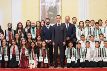 Moulay El Hassan reçoit les enfants maqdessis des colonies de vacances de Bayt Mal Al-Qods