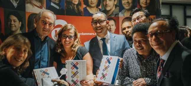 Ahmed Larouz with the team of 180 Amsterdammers./Ph. DR
