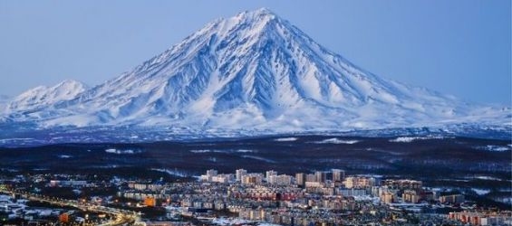 Karyaksky volcano over the town of Petropavlovsk-Kamchatsky in the Kamchatka region Far-Eastern Russia./Ph. Yuri Smityuk/ Tass