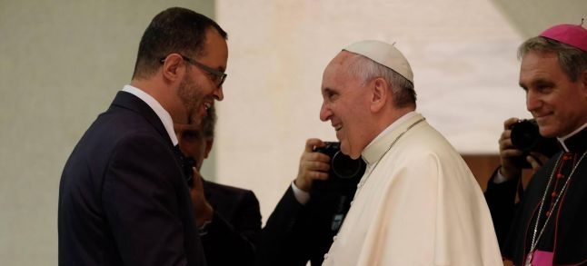 Moroccan researcher Youssef Sbai and the Pope Francis./Ph. Youssef Sbai