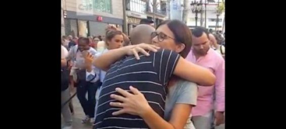 A Muslim man offering free hugs in Las Ramblas in Barcelona./Ph. Screen shot