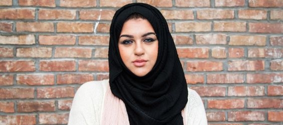 Amani Al-Khatahtbeh, an American journalist who was forced to take off her scarf in an Airport in France./Ph. DR