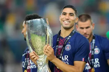 بعد فوز باريس سان جرمان بكأس السوبر الأوروبية.. حكيمي يصبح أكثر لاعب مغاربي تتويجًا في التاريخ