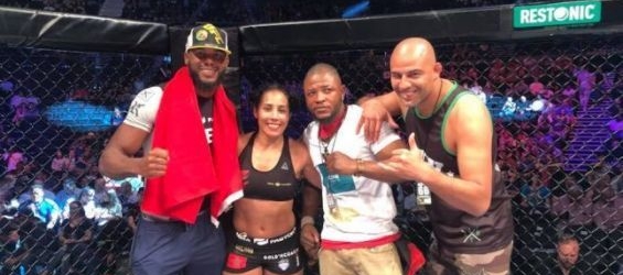 Rizlen Zouak after defeating her rival at the Xtrem Fighting Championships in South Africa./Ph. DR