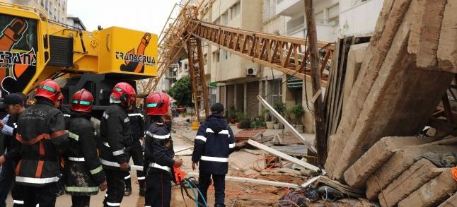 A crane fell on passersby Monday, 23rd of April, in Casablanca, injuring two people./Ph. Mustapha Fahmi-Yabiladi