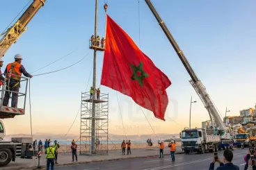 بارتفاع 30 مترا.. علم مغربي كبير في كورنيش طنجة استعدادا للاستحقاقات المقبلة