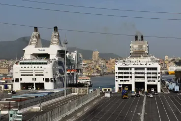 Italy: Cash and gold worth €172,000 seized at Morocco terminal in Genoa port