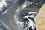Des panaches de poussière du Sahara transportés au-dessus de l'Atlantique et jusqu'aux Caraïbes
