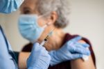 Covid-19 : De nouvelles données prouvent l'efficacité du vaccin AstraZeneca chez les personnes âgées