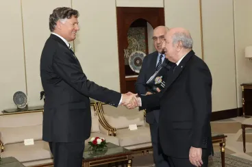 Reçu par le président algérien, Landau souhaite la résolution du conflit du Sahara