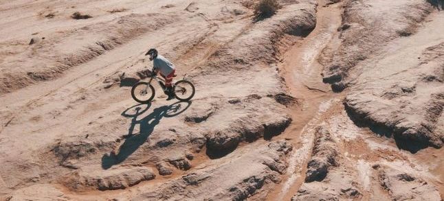 Robart Adams e-biking in Moroccan desert during the E-Bike Desert Challenge./Ph. CNN International