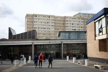France : À Clichy-sous-Bois, mobilisation pour le retour du cafetier du lycée Alfred Nobel