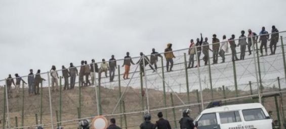 300 Sub-Saharana migrants tried to enter Mililla./Ph. AFP