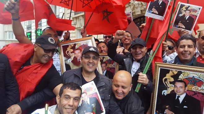 Manifestants anti Hirak, devant l'ambassade du Maroc à Paris / Ph. Ghizlaine Badri - Yabiladi.com
