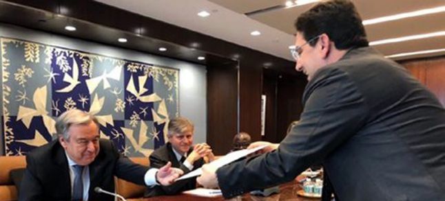 Foreign Minister Nasser Bourita handing King Mohammed Vi's letter to UNSG Antonio Guterres./Ph. MAP