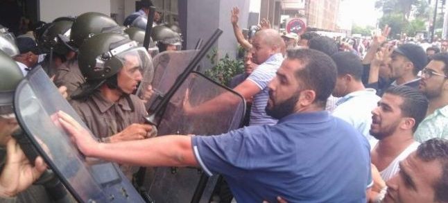 Police and Hamid Chabbat supporters clash in Rabat on Monday./Ph. Alyaoum 24
