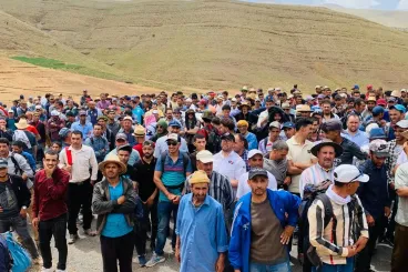 بعد تلقي وعود من عامل الإقليم.. ساكنة آيت بوكماز في طريق العودة بعد مسيرة احتجاجية مشيا على الأقدام