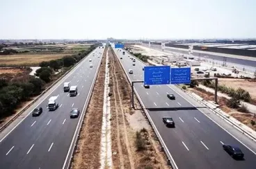 السماح لجميع مستعملي الطريق داخل التراب الوطني باستعمال صفيحة التسجيل الخاص بالسير الدولي 