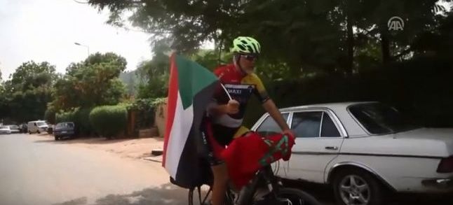 Moroccan national Muhammed Rubuhat cycles from Morocco to Mecca to perform Hajj./Ph. Screenshot- Anadolu