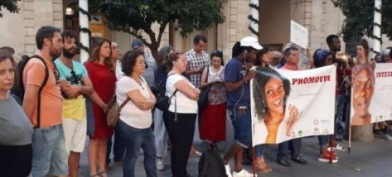 Activists rally in Spain, protesting against the expulsion of 116 migrants./Ph. DR