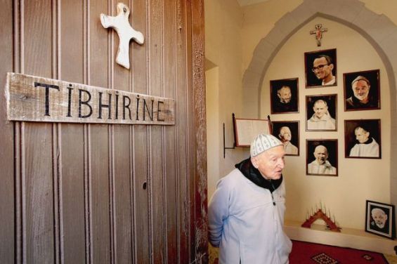P. Jean Pierre Schumacher, den siste overlevende fra klosteret i Tibhirine foran minnesmerket for de syv martyrene i Midelt i Marokko