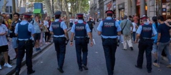 Police officers in Las Rambals, Spain./Ph. Samuel Aranda-New York Times