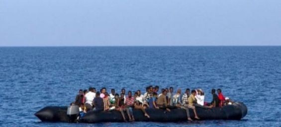 An inflatable boat carrying migrants./Illustration picture
