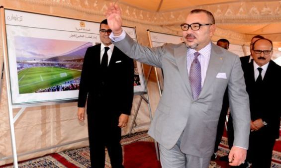 Inauguration du chantier du Grand stade de Tétouan, en présence du roi Mohammed VI et de l’architecte marocain Nawfal Bakhat (g). / Ph. MAP