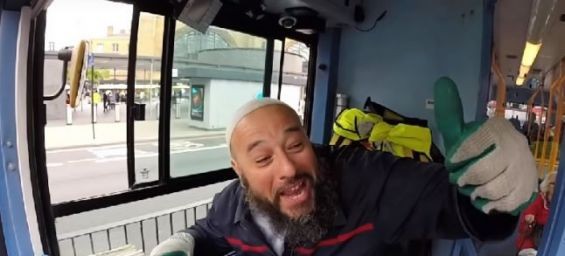 Ahmed Serhani, a Moroccan national who was named London's friendliest bus driver./Ph. Youtube screenshot