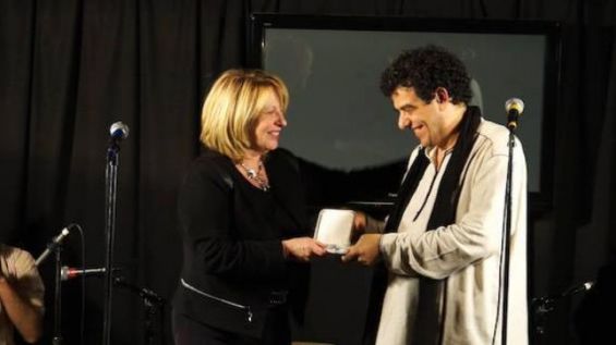 Mohamed Lotfi lors du 25e anniversaire de son émission Souverains anonymes, recevant la médaille de l'Assemblée nationale de Christine St-Pierre alors ministre de la Culture.