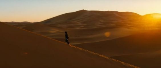 Keanu Reeves in the Sahara in Morocco for his movie John Wick./Ph. John Wick trailer