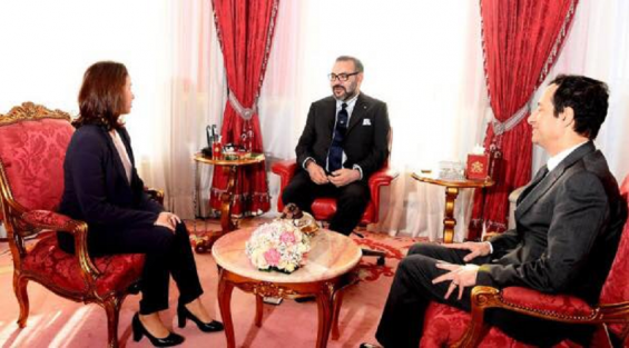 King Mohammed VI and Dounia Ben Abbas Tâarji, new president of the board of directors of the Hassan II Fund for Economic and Social Development./Ph. DR