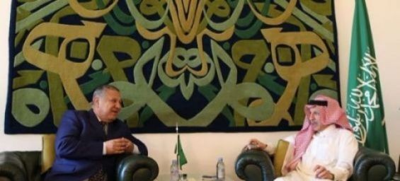 Morocco's ambassador to Saudi Arabia Mustapha Mansouri and Saudi State Minister for African Affairs Ahmed Kattan during a meeting in Riyadh./Ph. Twitter