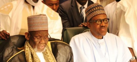 President Muhammadu Buhari sitting with the Grand Khalifa of Tijaniya, Shehikh Ahmed Tijani Inyass./Ph. DR