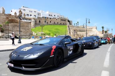 Rallye des Marocains du monde : défilé de voitures de luxe au port de Tanger 