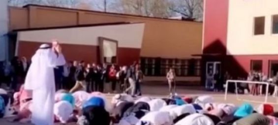 A screenshot of the video, showing the Belgian students who imitated Muslims during a school ceremony./Ph. DR
