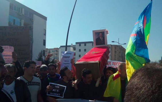 Algerian protesters wrap Abdelaziz Bouteflika’s 'coffin' in the Kingdom’s flag./Ph. DR